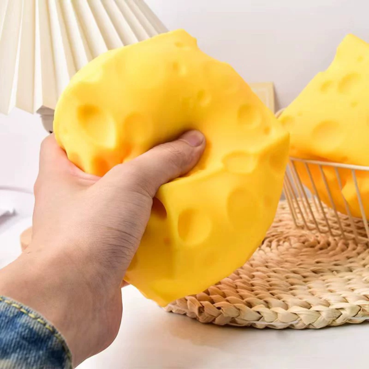 Cheese Stress Ball Squishy Toy - Food & Snacks Coloring Book Bold & Easy recension och pris